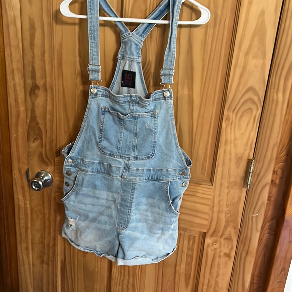 Women’s No Boundaries overall shorts.